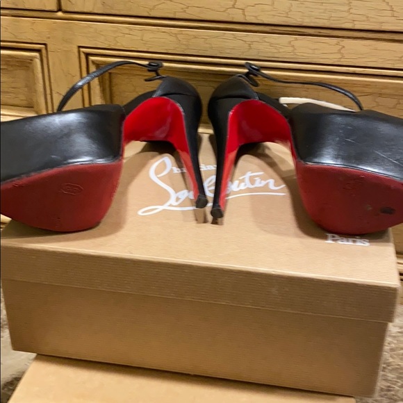 Christian Louboutin - Picture 5 of 6